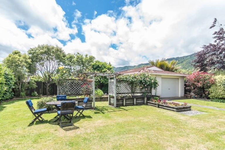 Photo of property in 42 Rewarewa Crescent, Waikanae, 5036
