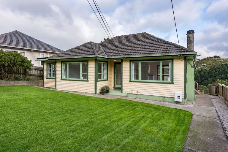 Photo of property in 20 Miles Crescent, Newlands, Wellington, 6037