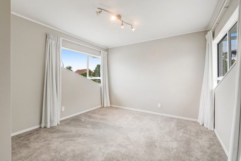 Photo of property in 8 Unsworth Drive, Unsworth Heights, Auckland, 0632