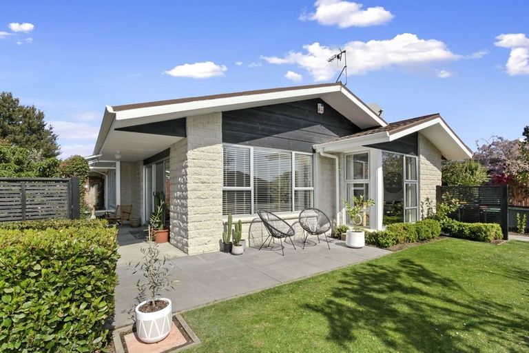 Photo of property in 16 Oakfield Street, Burnside, Christchurch, 8053