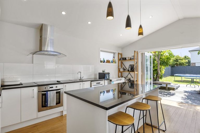 Photo of property in 18 Farnborough Crescent, Mangere, Auckland, 2022