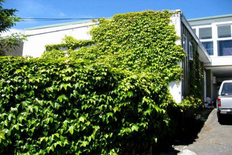 Photo of property in 2/3 Torwood Road, Khandallah, Wellington, 6035