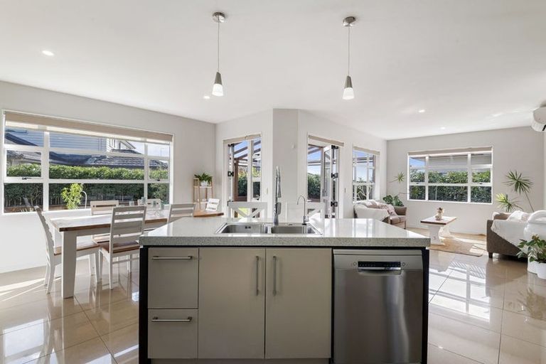 Photo of property in 4 Laurel Oak Drive, Schnapper Rock, Auckland, 0632