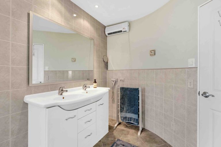 Photo of property in 27 Pohutukawa Drive, Levin, 5571