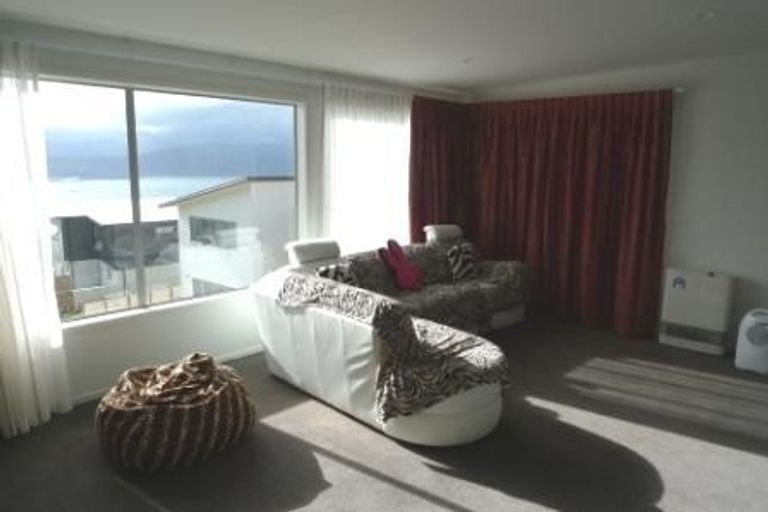 Photo of property in 25 Tamworth Crescent, Newlands, Wellington, 6037