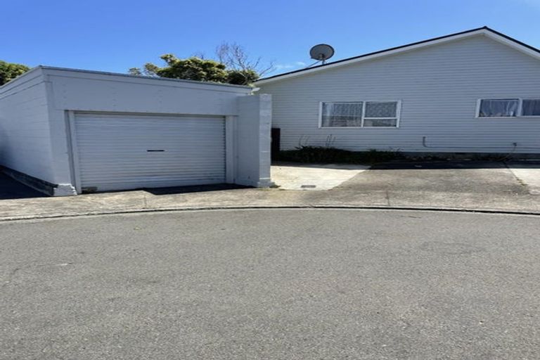 Photo of property in 18b Chetwode Grove, Newlands, Wellington, 6037