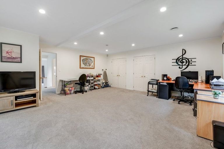 Photo of property in 8 Unsworth Drive, Unsworth Heights, Auckland, 0632