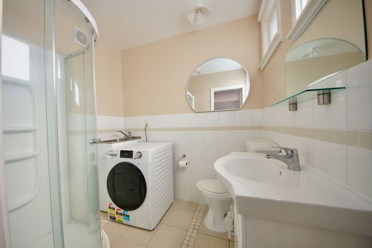 Photo of property in 49 Garden Road, Northland, Wellington, 6012