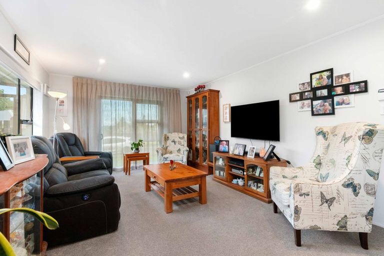Photo of property in 2b Edgewater Parade, Waiuku, 2123
