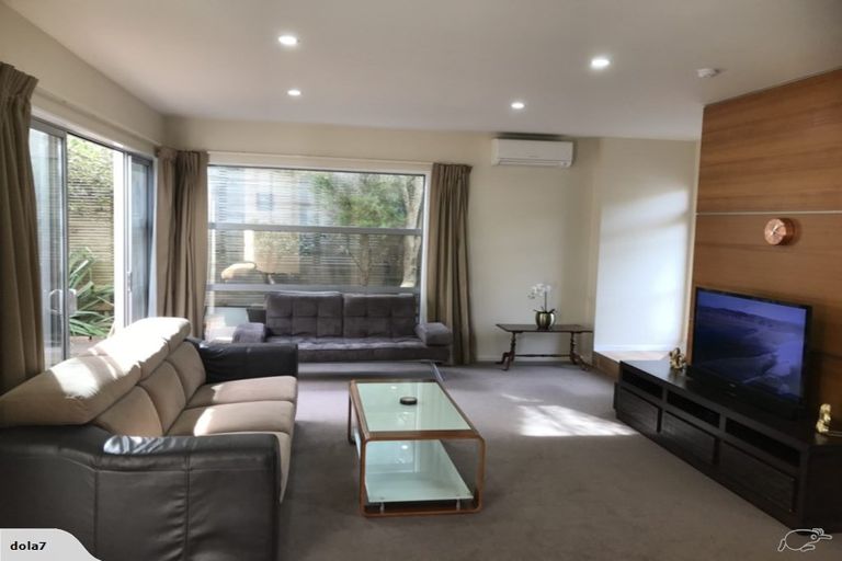 Photo of property in 10 Tiketike Way, Brooklyn, Wellington, 6021