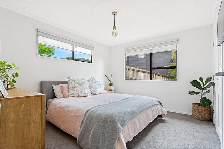 Photo of property in 30 Pokapu Street, Titirangi, Auckland, 0600