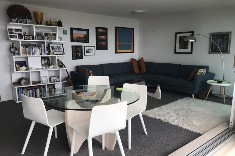 Photo of property in Seaview Apartments, 8/64 Milford Road, Milford, Auckland, 0620