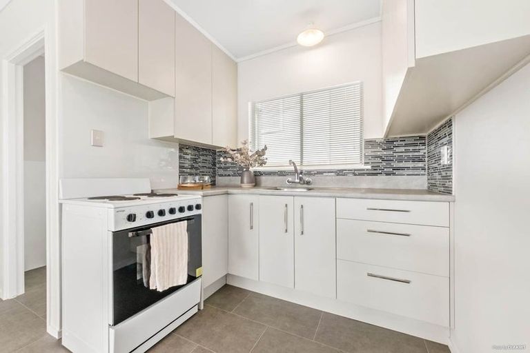 Photo of property in 1/49 Manhattan Heights, Glendene, Auckland, 0602