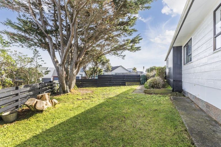 Photo of property in 28 Arahanga Grove, Maupuia, Wellington, 6022