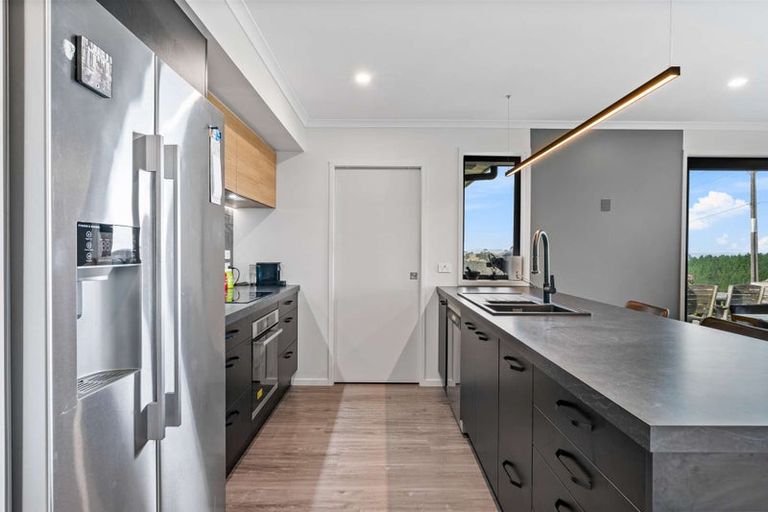 Photo of property in 2712 South Head Road, South Head, Helensville, 0874