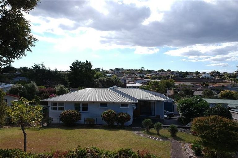 Photo of property in 82 Colwill Road, Massey, Auckland, 0614