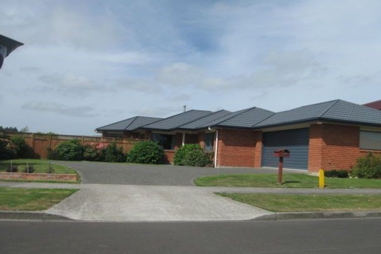 Photo of property in 12 Sycamore Crescent, Fitzherbert, Palmerston North, 4410
