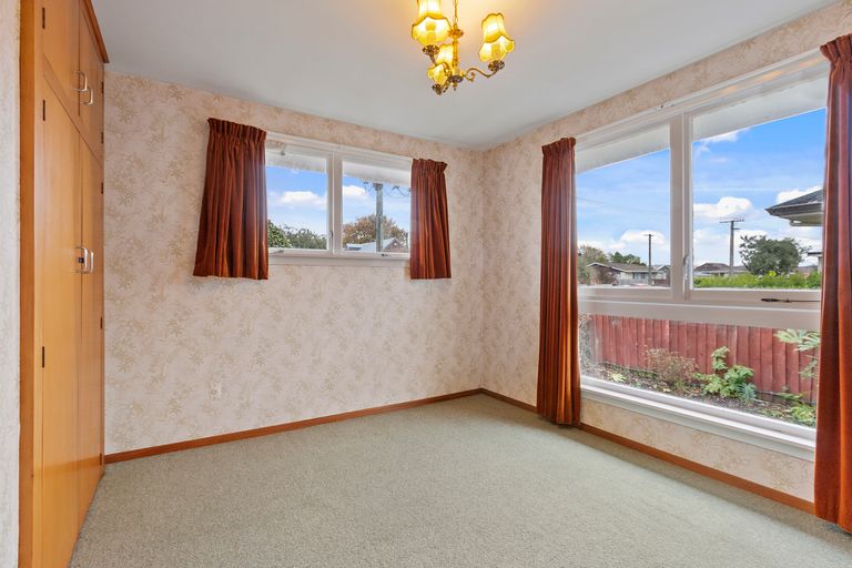 Photo of property in 43 Prestons Road, Redwood, Christchurch, 8051