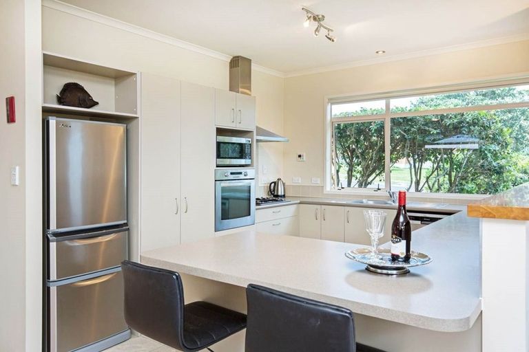 Photo of property in 4 Saltwood Street, Red Beach, 0932