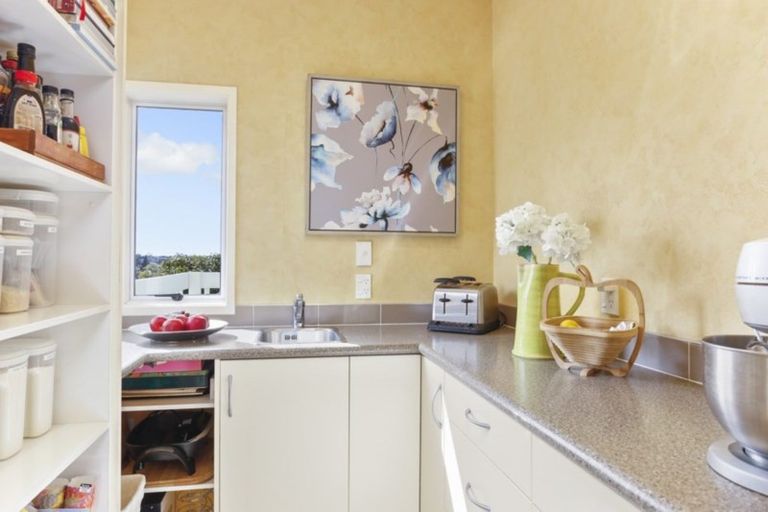 Photo of property in 12 Ross Avenue, Glenfield, Auckland, 0629