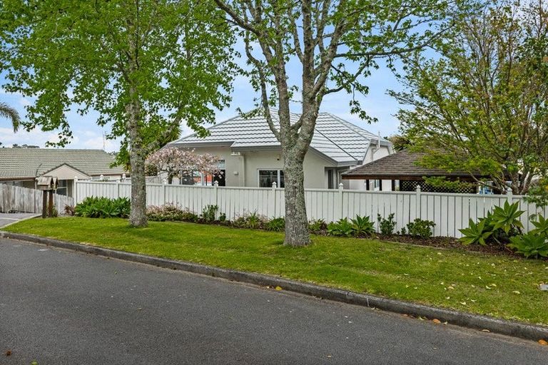 Photo of property in 5 Oystergrove Road, West Harbour, Auckland, 0618