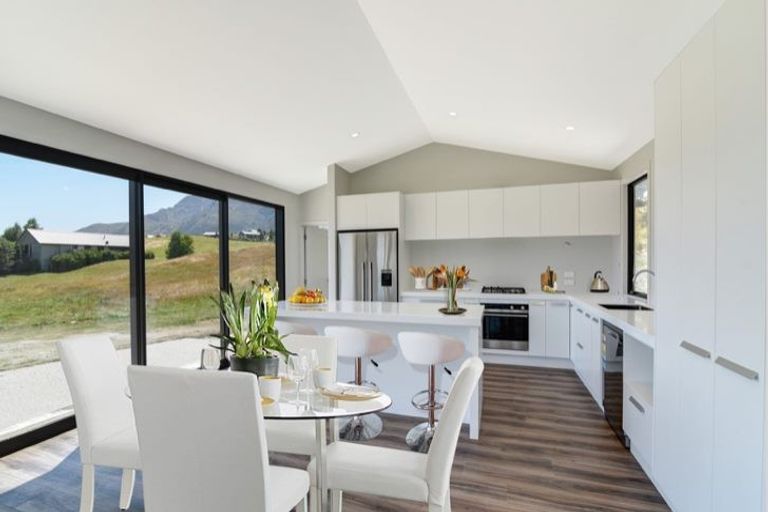Photo of property in 16 Kinross Lane, Jacks Point, Queenstown, 9371