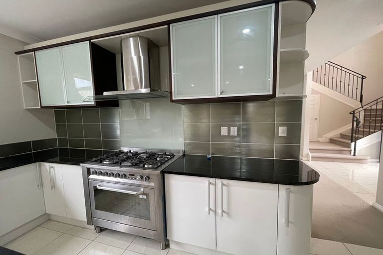 Photo of property in 32 Kaseng Place, East Tamaki Heights, Auckland, 2016