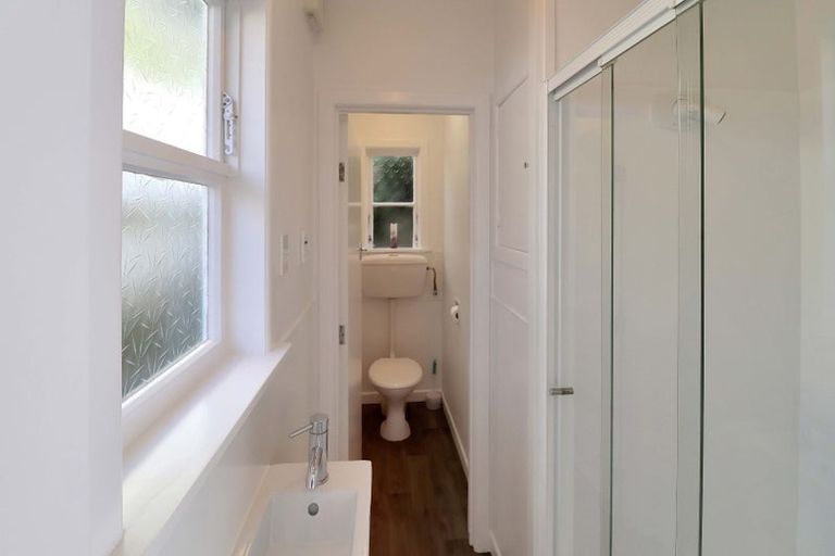 Photo of property in 300 Queens Drive, Lyall Bay, Wellington, 6022