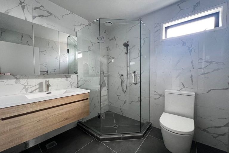 Photo of property in 21 Divich Avenue, Te Atatu South, Auckland, 0610