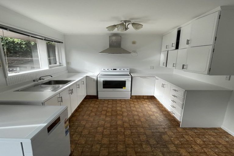 Photo of property in 6 Churton Drive, Churton Park, Wellington, 6037