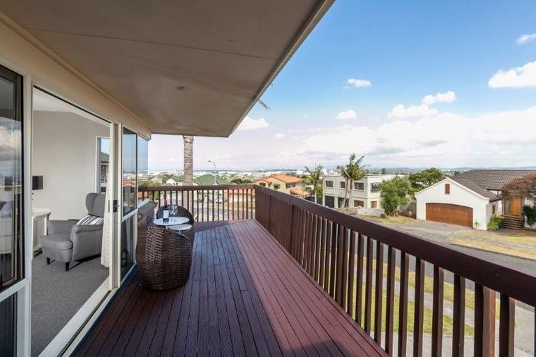 Photo of property in 14 Ribbonwood Crescent, Goodwood Heights, Auckland, 2105
