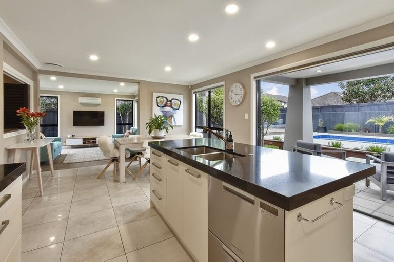 Photo of property in 14 Corsica Way, Karaka, Papakura, 2113