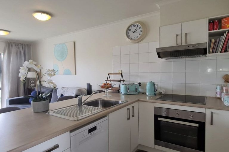 Photo of property in 2/5 Carolina Place, Albany, Auckland, 0632