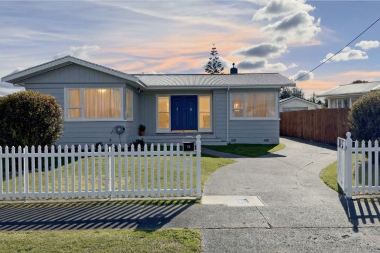 Photo of property in 18 Tararua Terrace, Cloverlea, Palmerston North, 4412