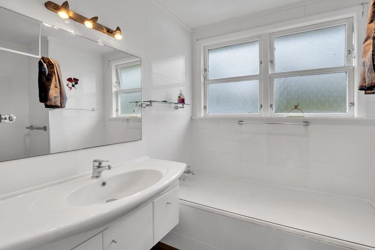 Photo of property in 16 Milne Street, Hunterville, 4730
