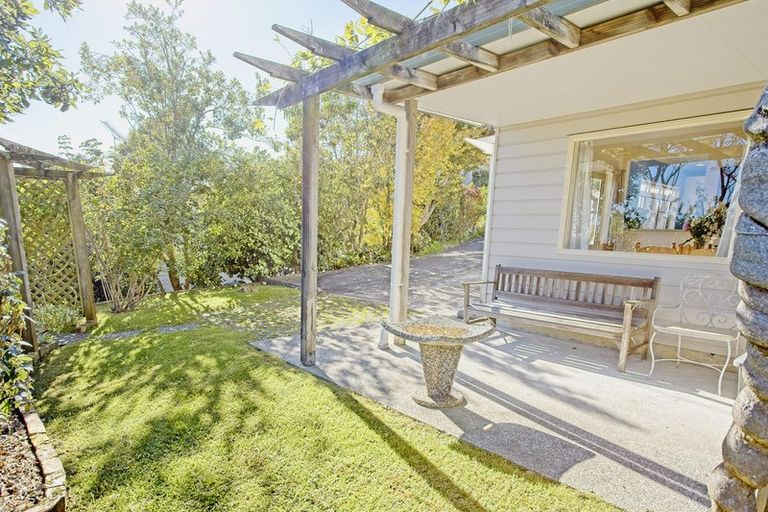 Photo of property in 2/30 Sunset Road, Unsworth Heights, Auckland, 0632