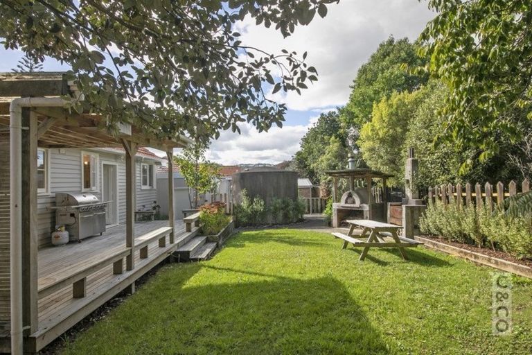 Photo of property in 43 Cambridge Road, Riverhead, 0820