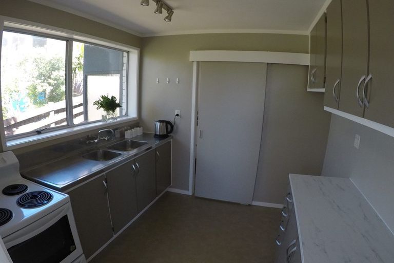 Photo of property in 1/10 Holt Avenue, Torbay, Auckland, 0630