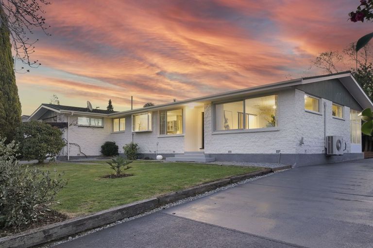 Photo of property in 8 Camberwell Place, Avonhead, Christchurch, 8042