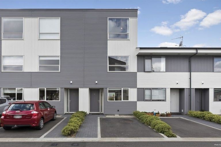 Photo of property in 2u6 Stone Street, Miramar, Wellington, 6022