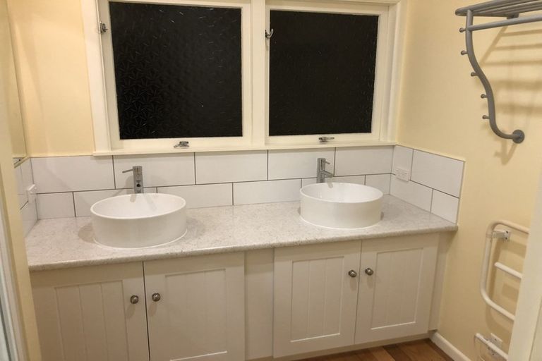 Photo of property in 2/26 Coroglen Avenue, Birkenhead, Auckland, 0626