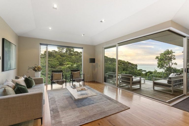 Photo of property in 6 Herrings Cove Place, Titirangi, Auckland, 0604