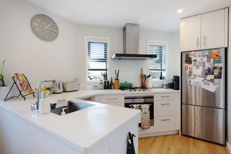 Photo of property in 19 Miles Crescent, Newlands, Wellington, 6037