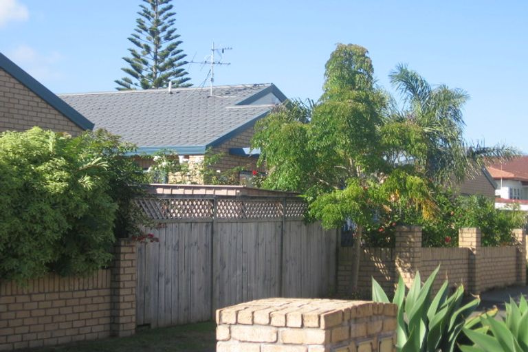 Photo of property in 2c Reid Road, New Lynn, Auckland, 0600