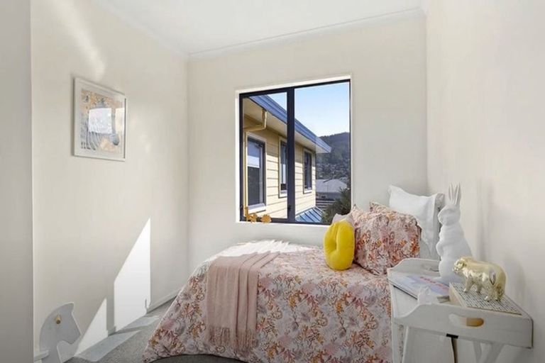 Photo of property in 7u2 Carleton Terrace, Tawa, Wellington, 5028