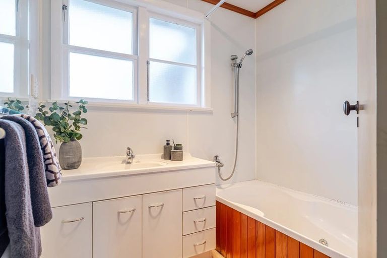 Photo of property in 27 Crewe Crescent, Hokowhitu, Palmerston North, 4410