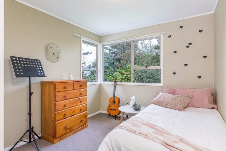 Photo of property in 2 Kelvin Crescent, Te Atatu Peninsula, Auckland, 0610