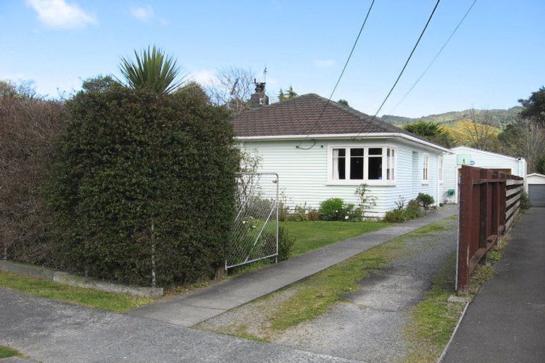 Photo of property in 27 Gibbs Crescent, Wainuiomata, Lower Hutt, 5014