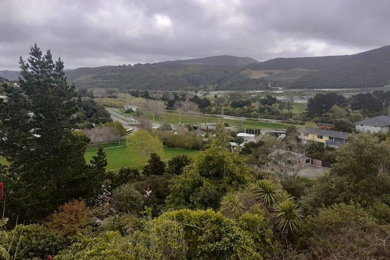 Photo of property in 32 Castle Crescent, Stokes Valley, Lower Hutt, 5019