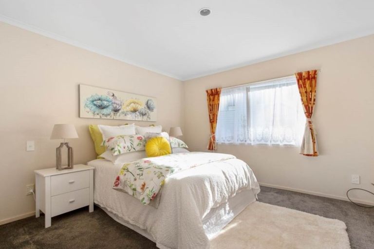 Photo of property in 25 Loughanure Place, Massey, Auckland, 0614